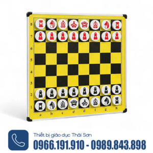 Bàn và quân cờ treo tường