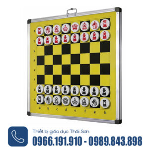 Bàn và quân cờ treo tường